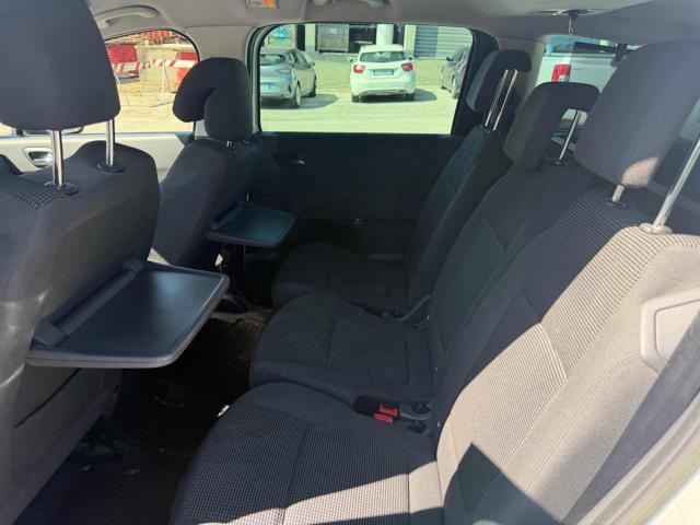 PEUGEOT 5008 1.6 HDi 115CV Allure senza nessun lavoro da fare