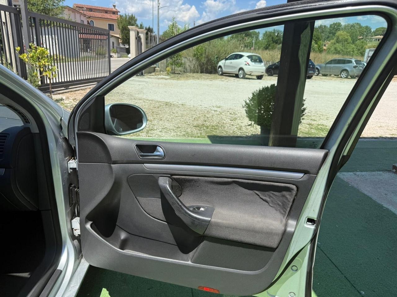 VOLKSWAGEN GOLF 5" SERIE