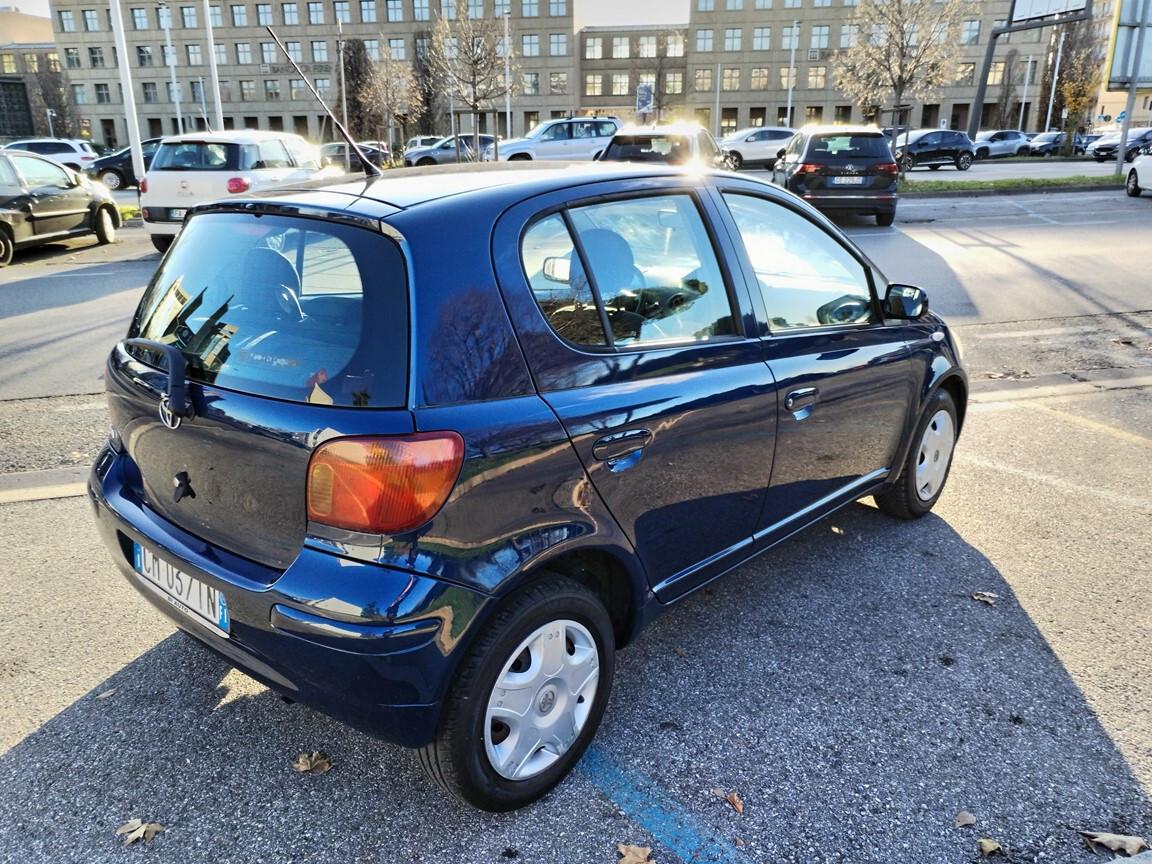 Toyota Yaris 1.0i 16V 5 p 102000km tagliandata gommata 2004