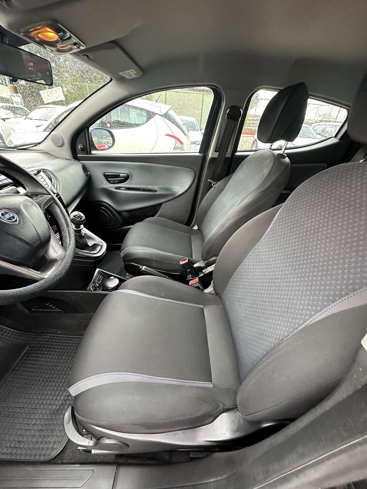 Lancia Ypsilon 1.2 69 CV 5 porte Unyca