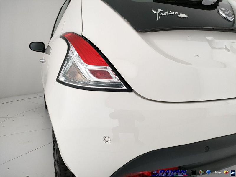 Lancia Ypsilon 1.0 FireFly 5 porte S&S Hybrid Ecochic Silver