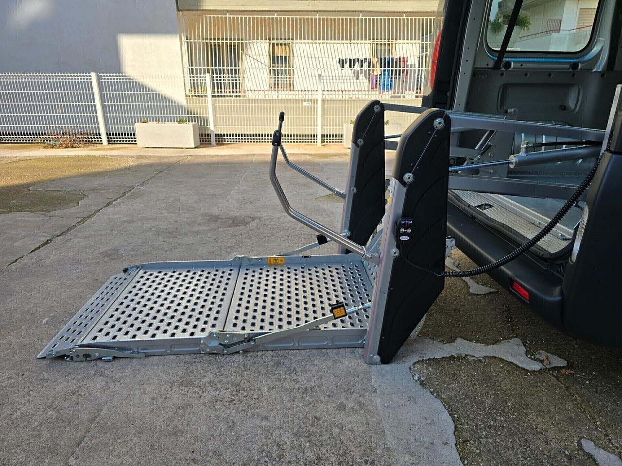 Nissan Primastar con Pedana Trasporto Disabili