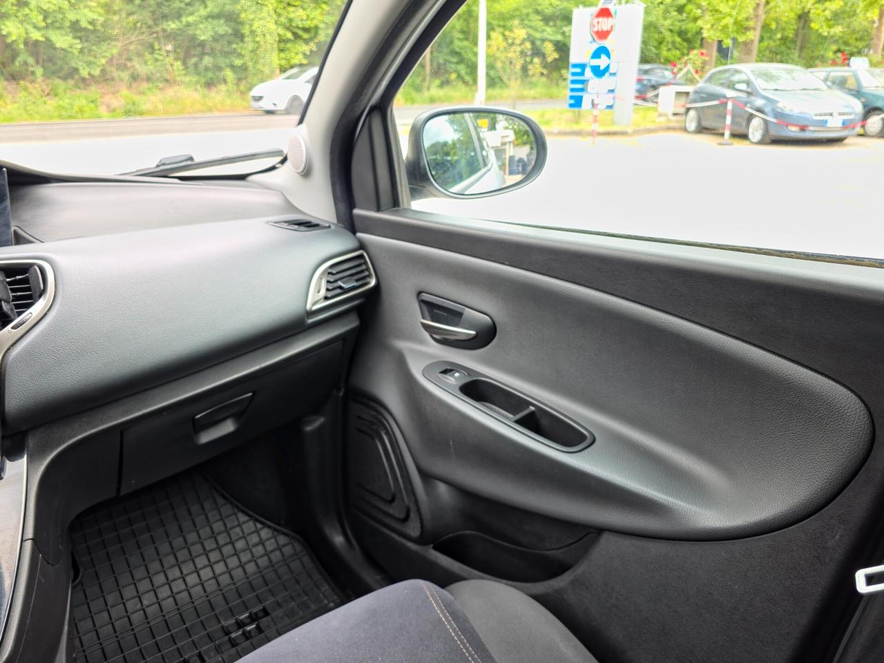 Lancia Ypsilon 1.2 69 CV 5 porte S&S Silver 2014-E6 Manuale NEO