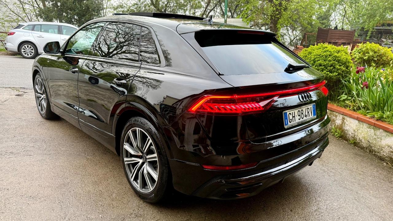 Audi Q8 50 TDI 286 CV quattro Tetto Matrix interno RS