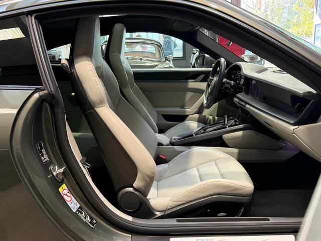 PORSCHE 911 Carrera 4