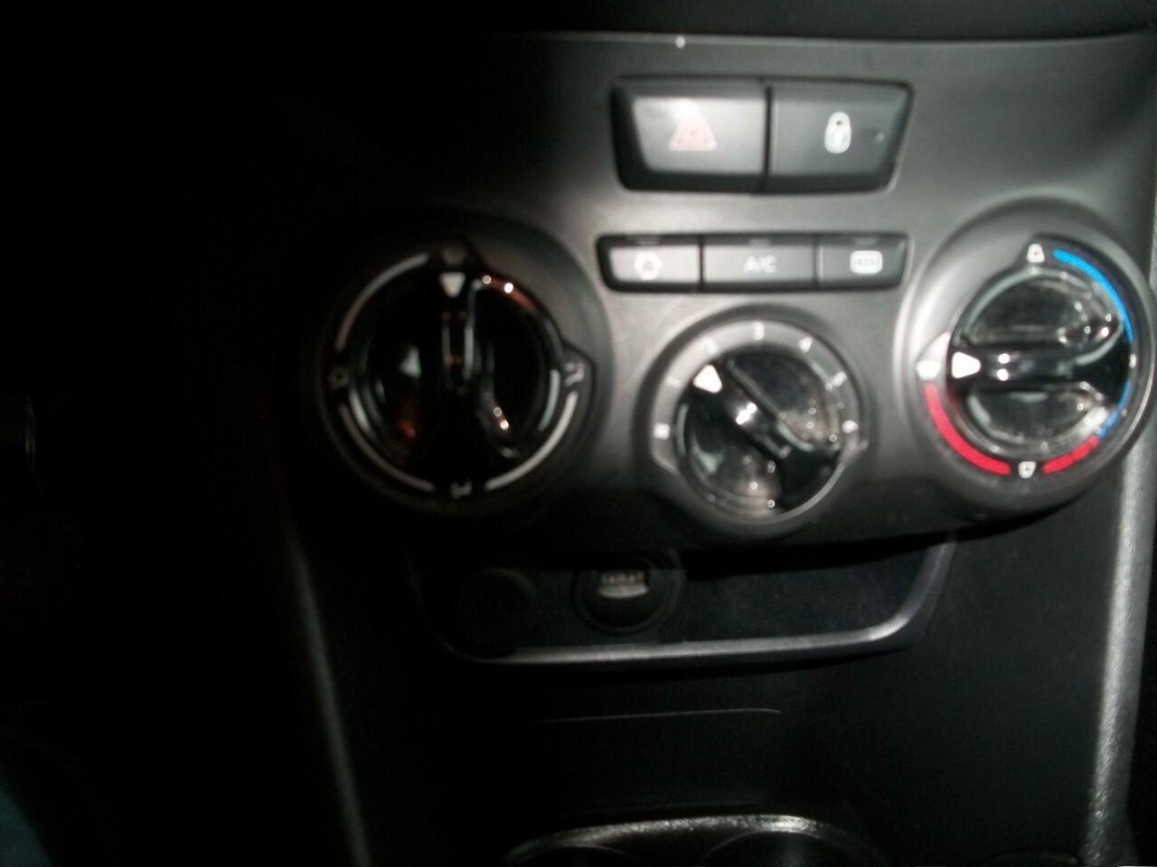 Peugeot 208 PureTech 82 5 porte Active riferimento fp836 CC 1199 EURO 06 KM 62940 TALIANDATI CON NAVI E SEDILI RISCALDATI GARANZIA UN ANNO SI NEOPATENTATI