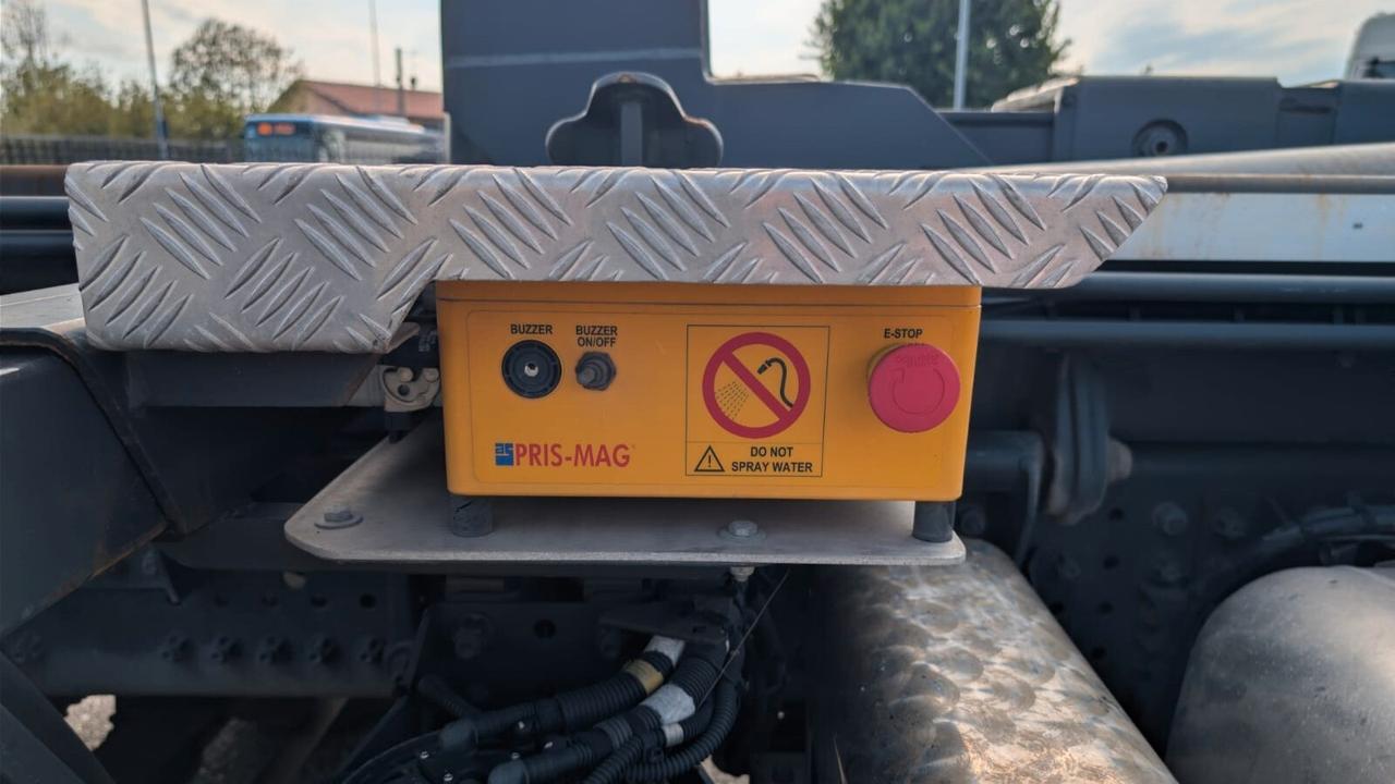 TRATTORE STRADALE E AUTOCARRO CON SISTEMA SCARRABILE PRIS-MAG SA26