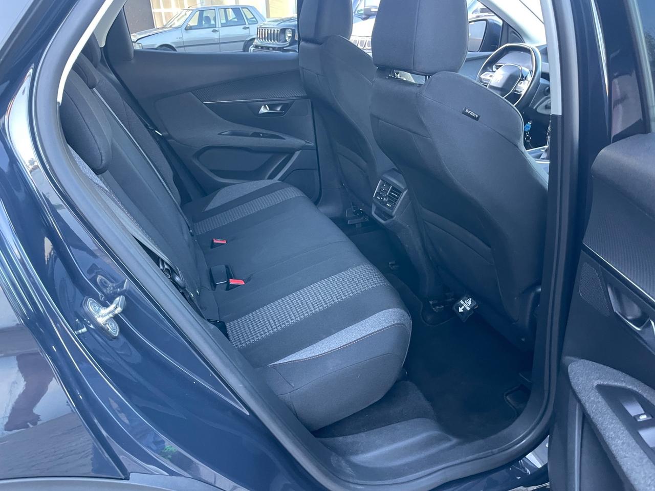 Peugeot 3008 BlueHDi cambio manuale sensori parcheggio ant-vetri privacy