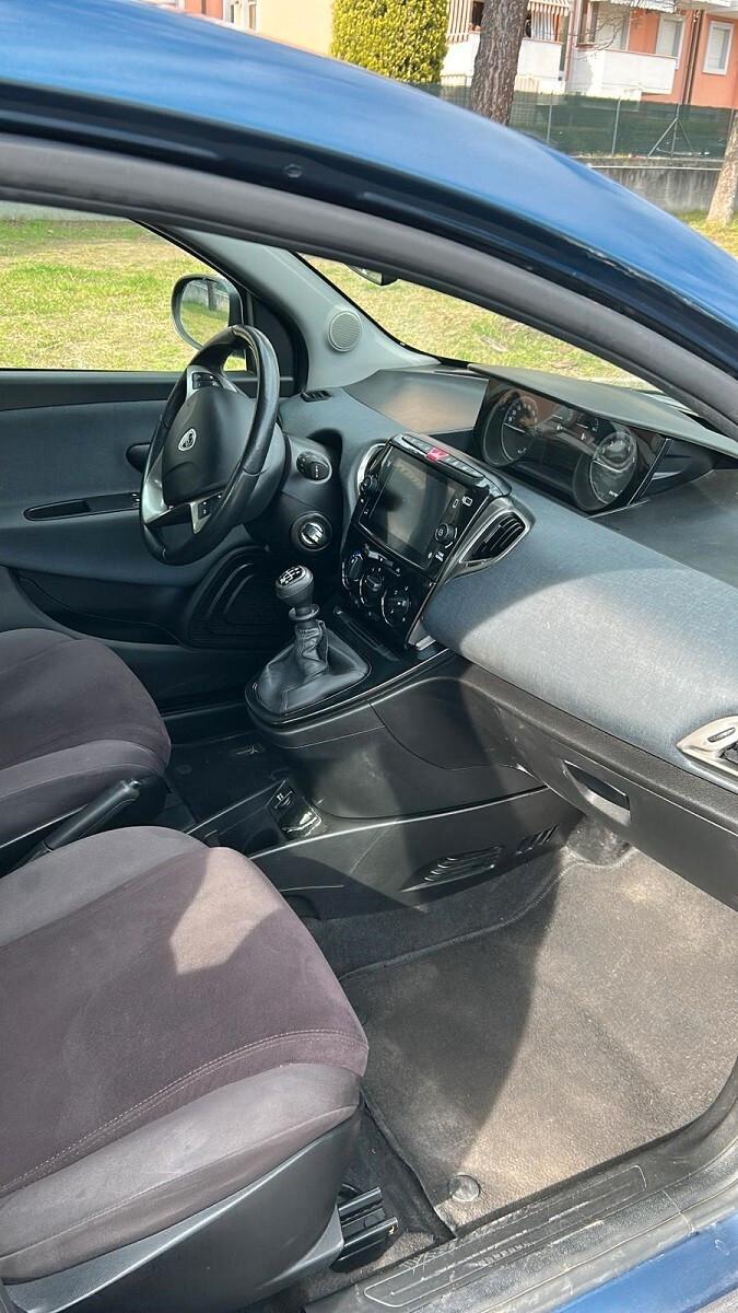 Lancia Ypsilon 1.0 FireFly 5 porte S&S Hybrid Alberta Ferretti