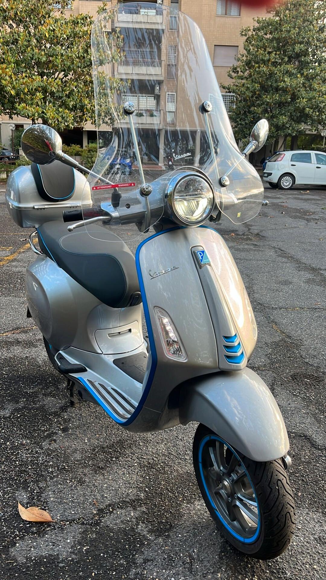 Vespa Primavera Elettrica 70 full electric con bauletto e parabrezza