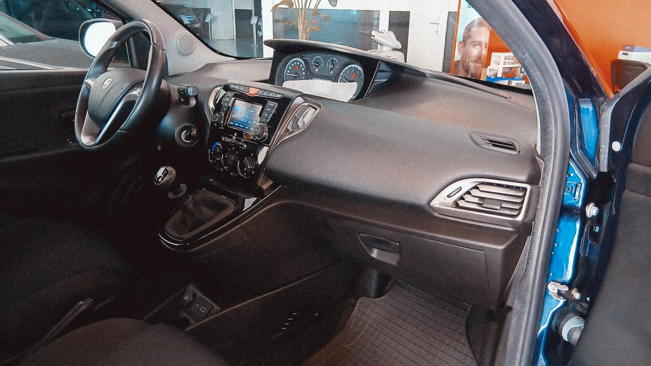 Lancia Ypsilon 1.2 BENZINA 69CV NEOPATENTATI