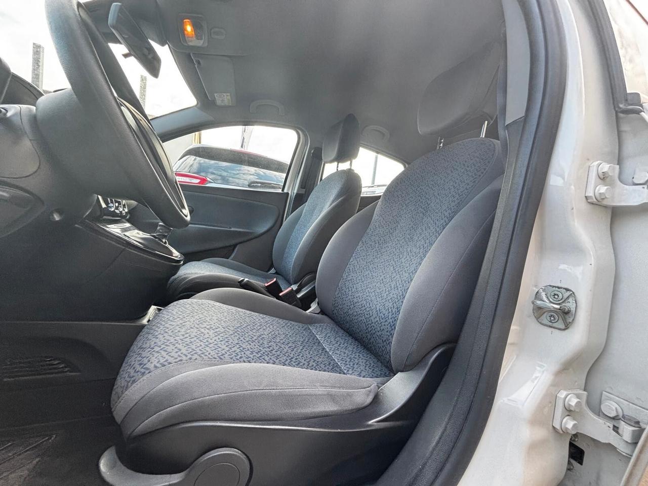 Lancia Ypsilon 1.0 FireFly 5 porte S&S Hybrid Ecochic Silver