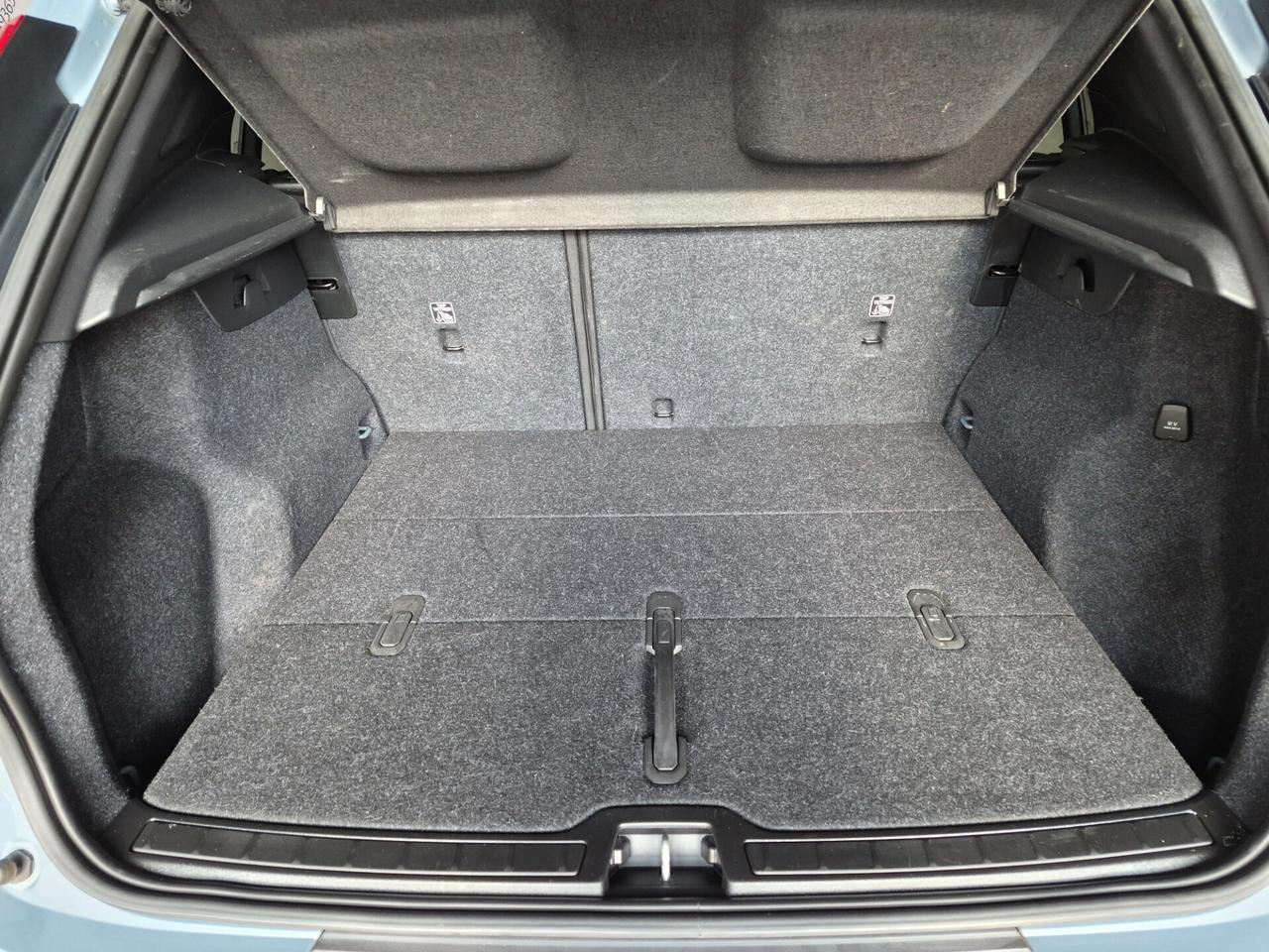 Volvo XC40 B3 2.0 HYBRID ESSENTIAL AUTOMATICA LED NAVI APPLE CAR PLAY/ANDROID AUTO RETROCAMERA C.18 KEYLESS VETRI PRIVACY