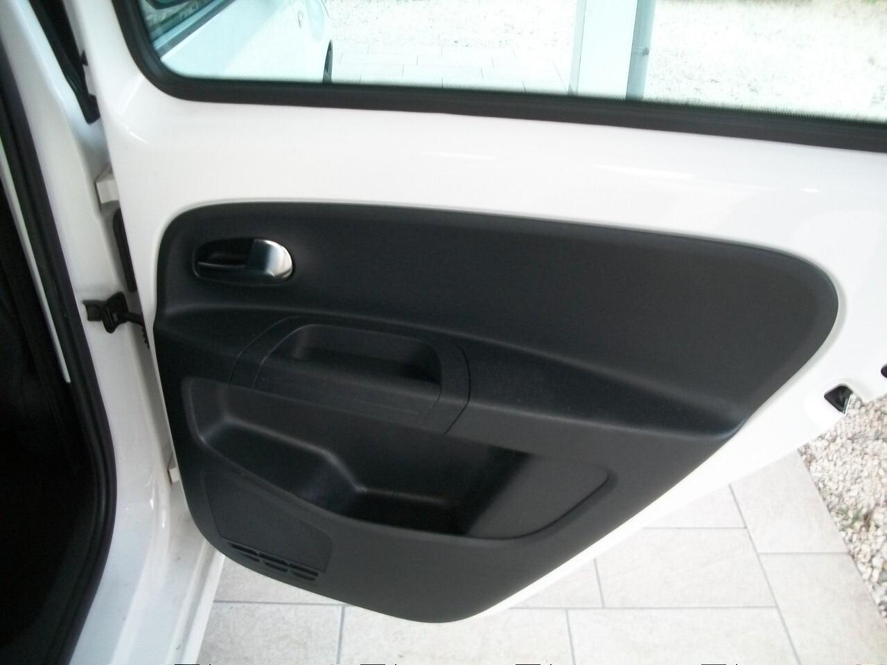 Volkswagen up! 1.0 5p. move ASG CC999 KW 44 HP 60 EURO 05 BENZINA GARANZIA UN ANNO N 08 GOMME E CERCHI E COPRI CERCHI ESTIVE E QUATRO QUATRO STAGIONI 95/100 SI NEOPATENTATI