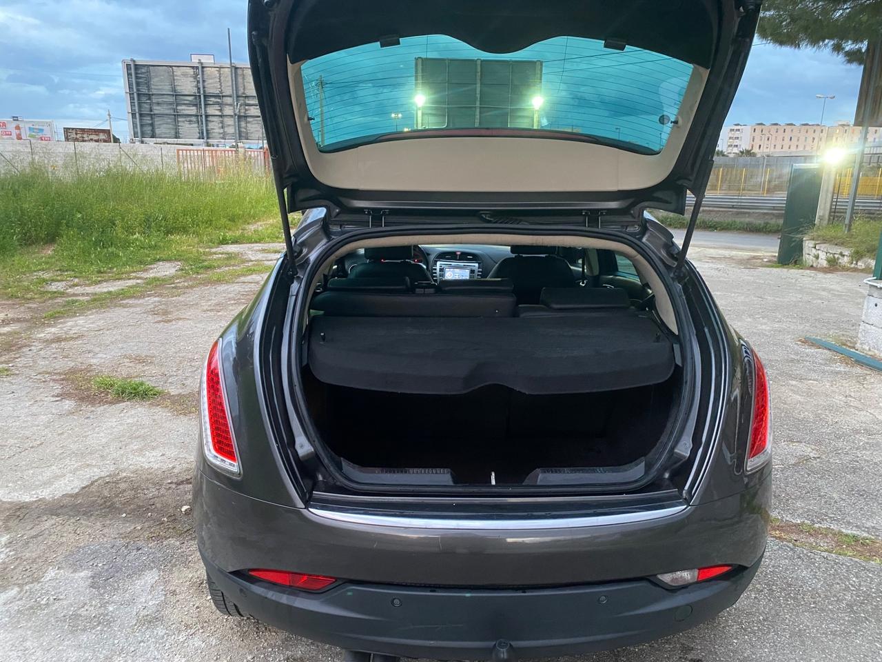 Lancia Delta 1.6 MJT DPF 105 CV Silver