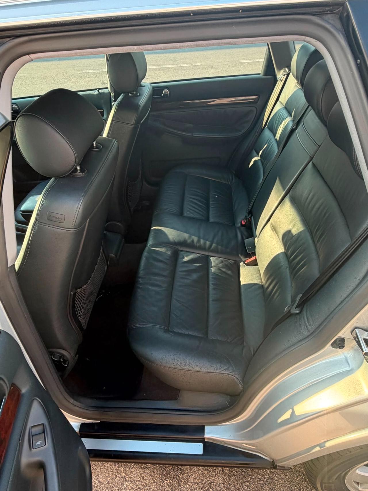 Audi A4 Avant 2.8 V6 quattro auto (5m)