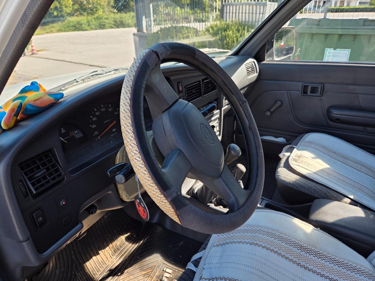 Toyota Hilux 2.4 D 4WD Extracab DC Pick-up