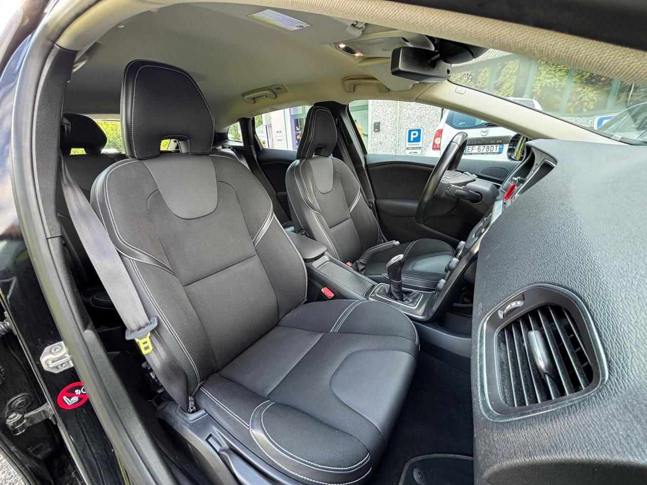 Volvo V40 T3 R-design Momentum
