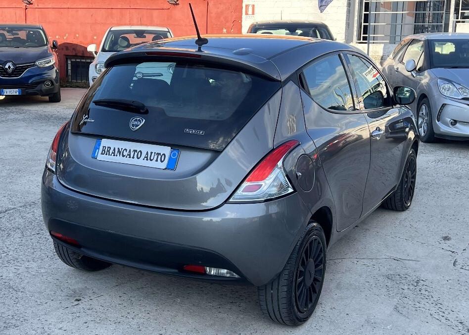 Lancia Ypsilon 1.0 FireFly 5 porte S&S Hybrid Ecochic Silver