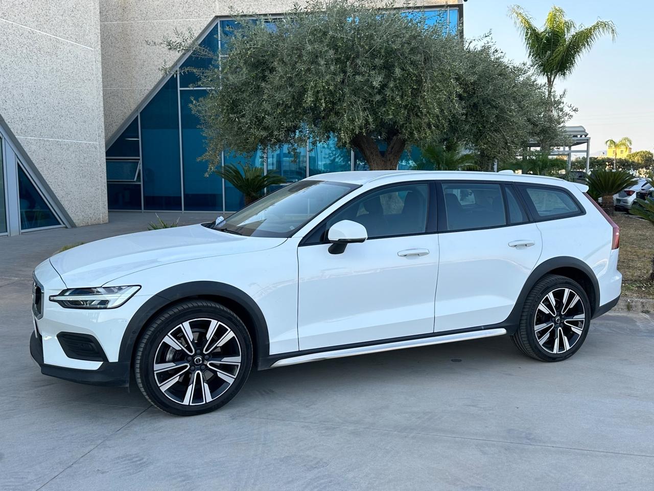 Volvo V60 Cross Country 2.0 b4 Business Pro Line awd auto