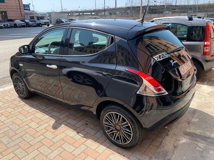 Lancia Ypsilon 1.0 FireFly 5 porte S&S Hybrid Silver