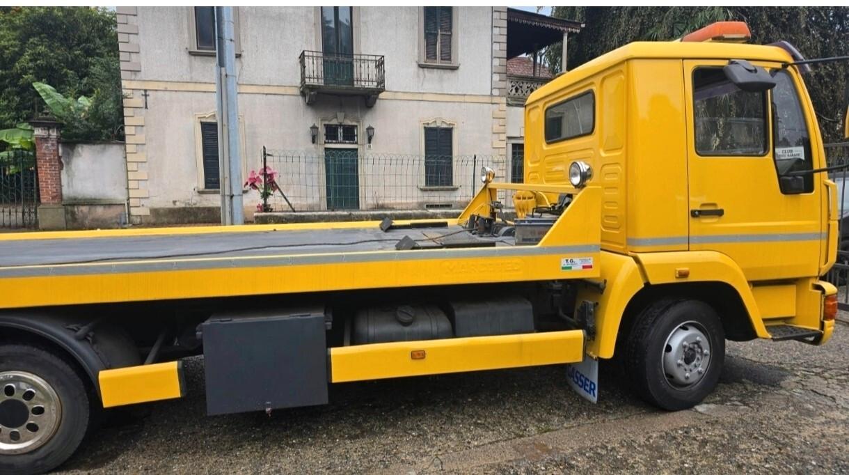 Man carroattrezzi soccorso stradale