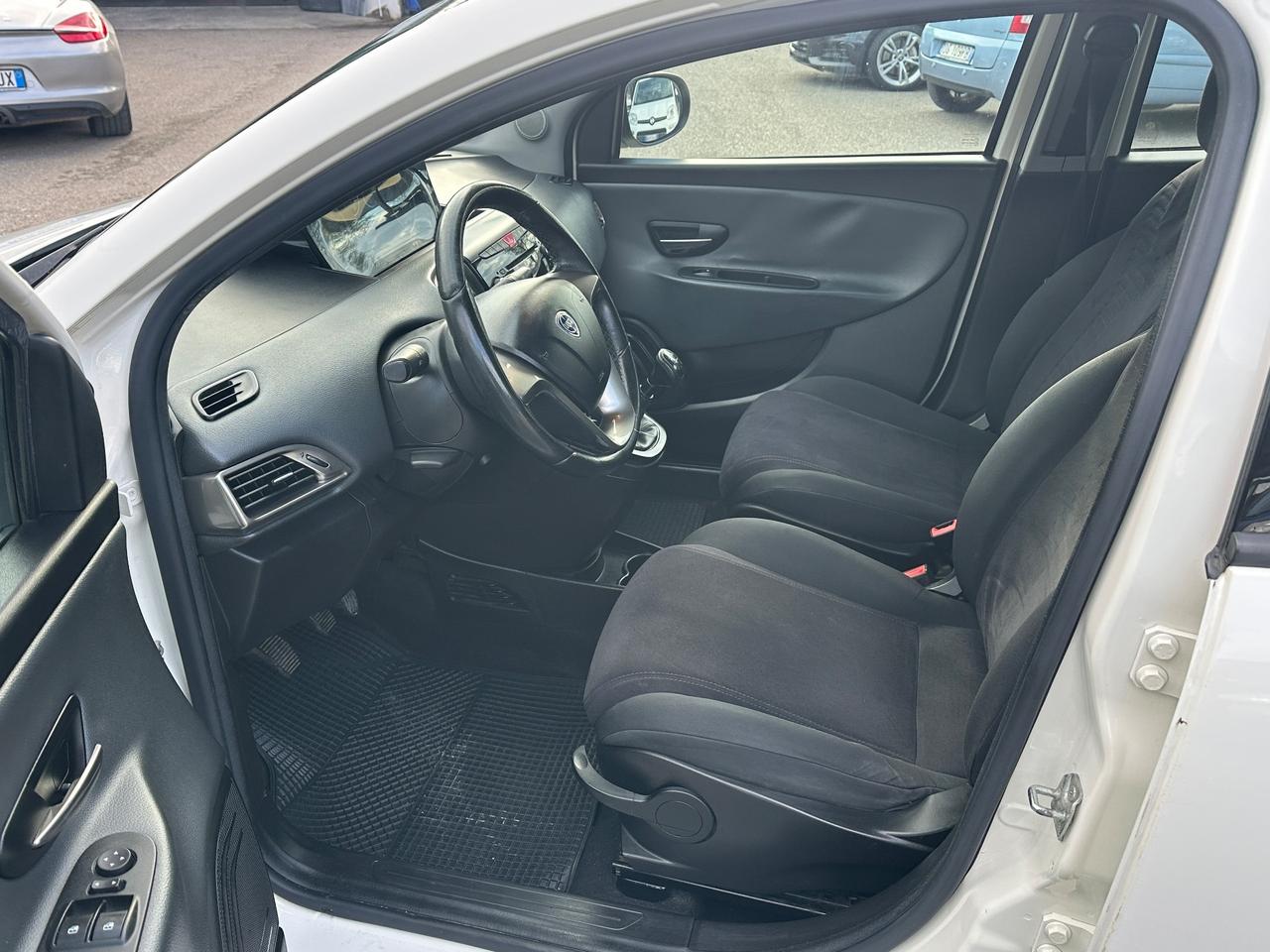 Lancia Ypsilon 1.3 MJT 16V 95 CV 5 porte S&S Silver