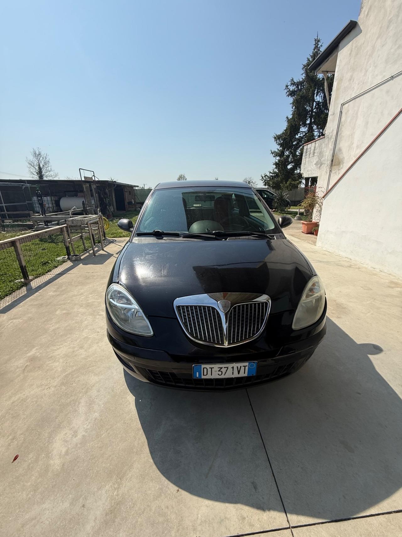 Lancia Ypsilon 1.3 MJT 75 CV Versus