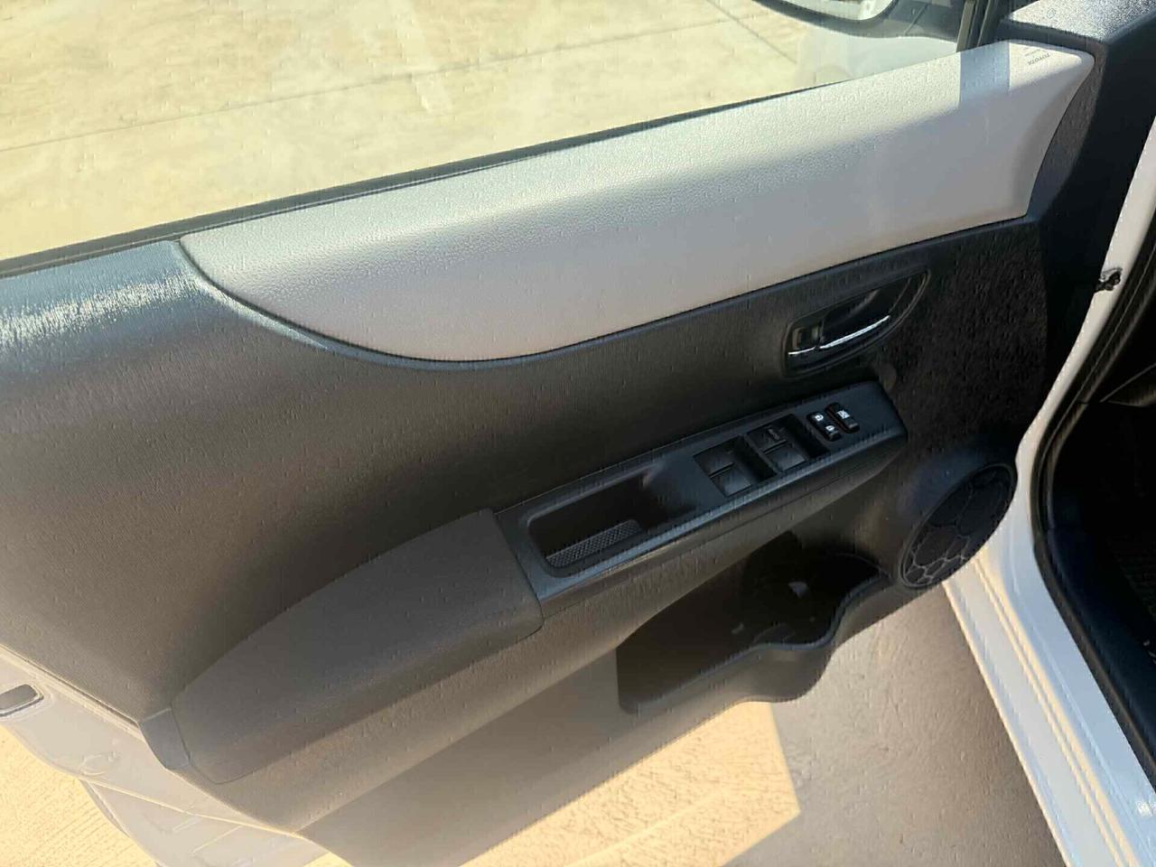 Toyota Yaris 1.0 BENZINA ''navig, retr,'' 2012 neop ok