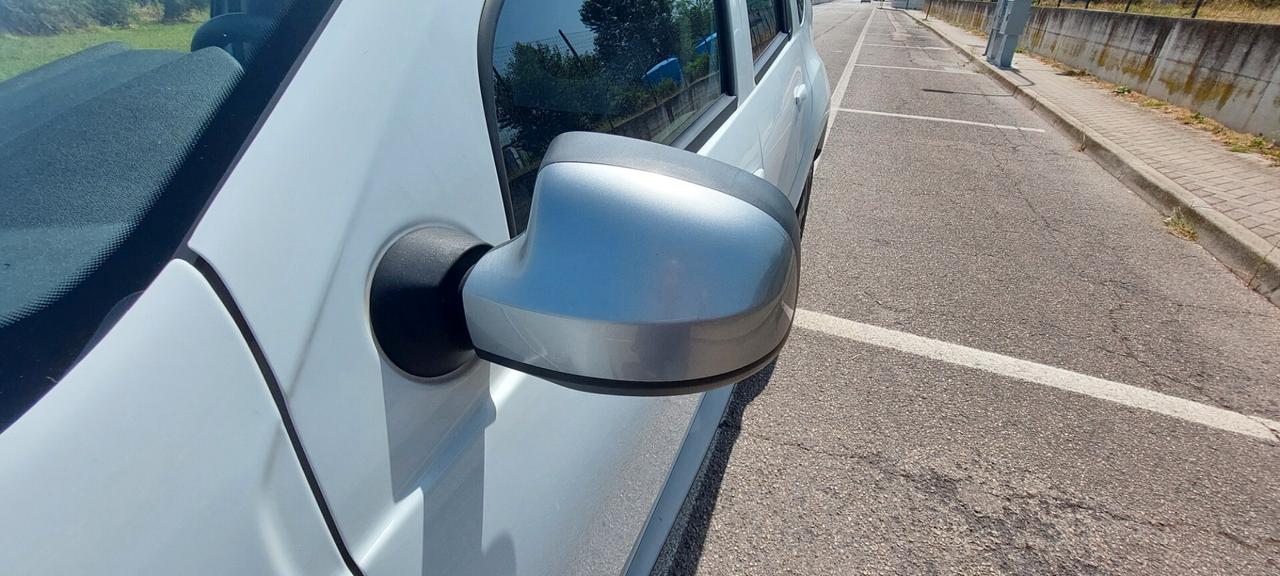 DUSTER 1,6 GPL DI SERIE CASA MADRE NAVIGATORE TELEFONO SENSORI FULL FULL 110 CV