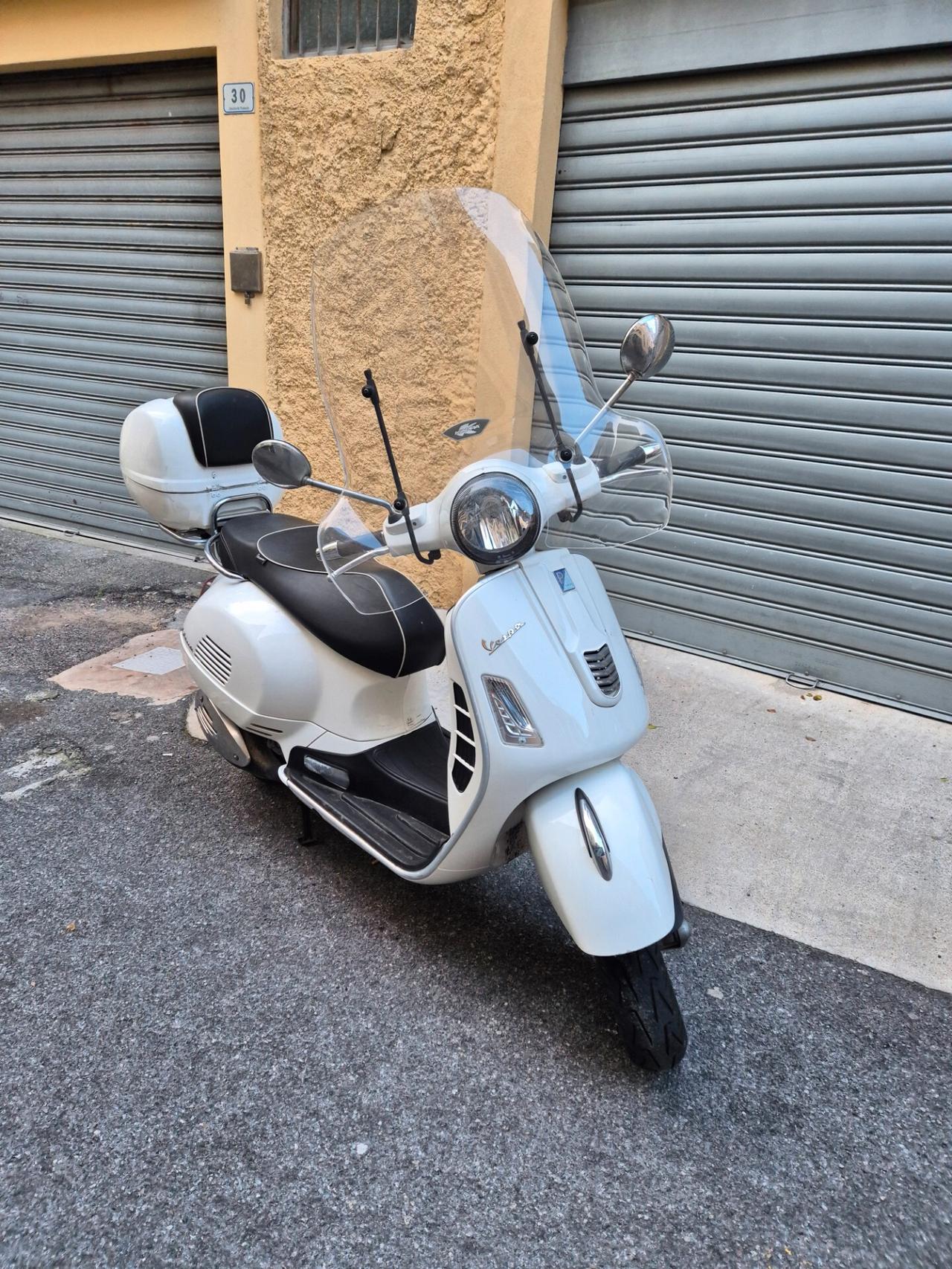 Piaggio Vespa 300 GTS
