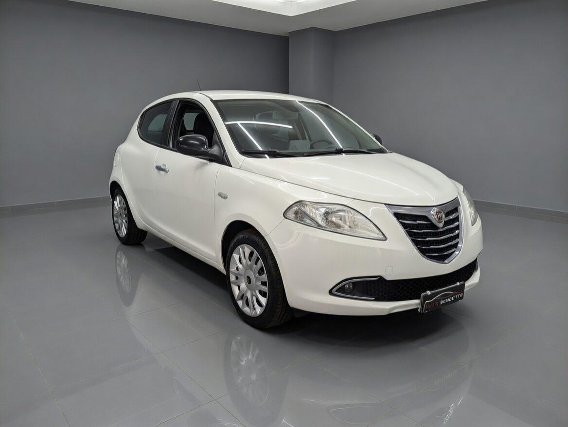Lancia Ypsilon 1.2 69 CV Silver 11.2011
