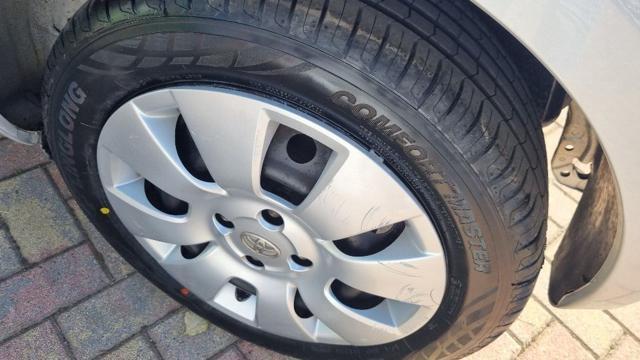 TOYOTA Yaris 1.0 5 porte Sol