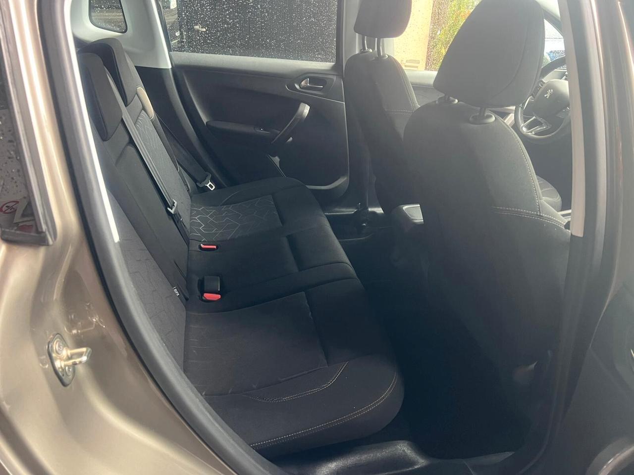 Peugeot 2008 1.6 e-HDi 92 CV Stop&Start robotizzato Allure