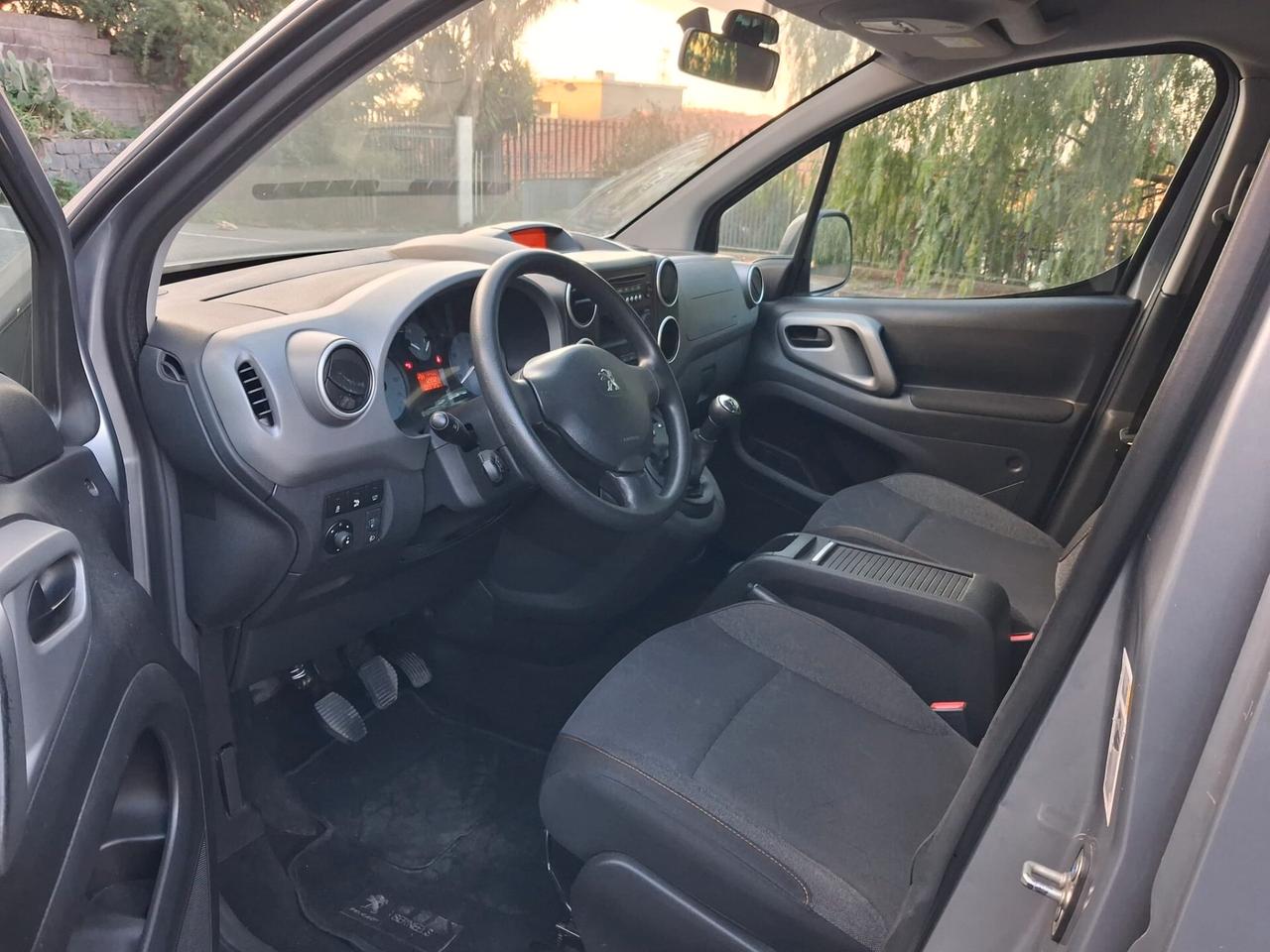 Peugeot Partner Pianale ribassato con rampa disabili in carrozzina