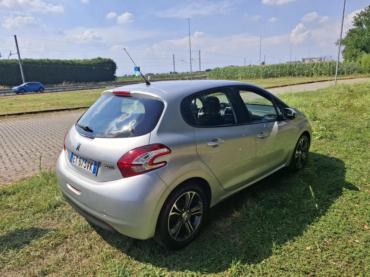 Peugeot 208 1.4 HDi 68 CV 5 porte Allure