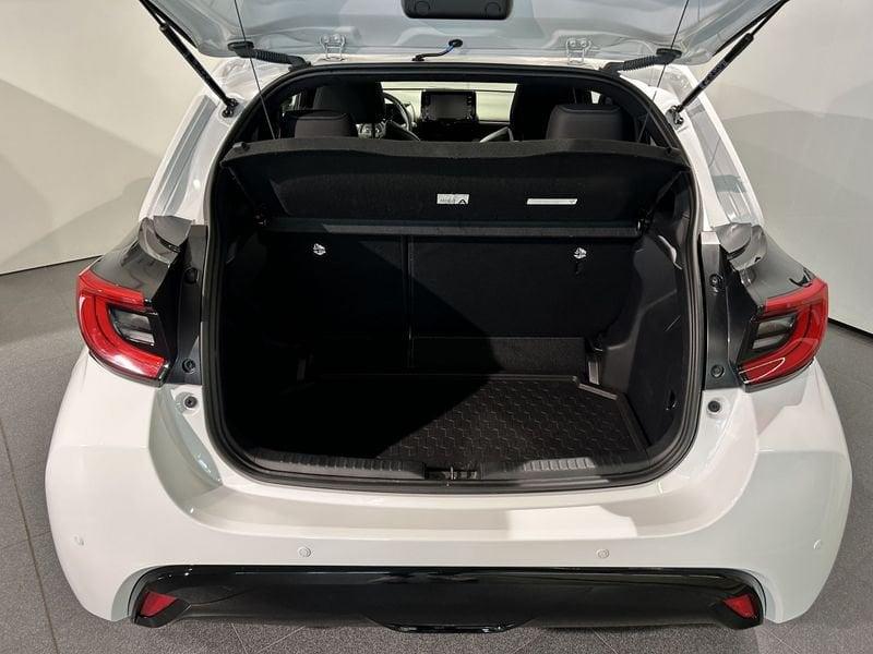 Toyota Yaris Yaris 1.5 Hybrid 5 porte Lounge AREA C FREE + SENSORI DI PARCHEGGIO