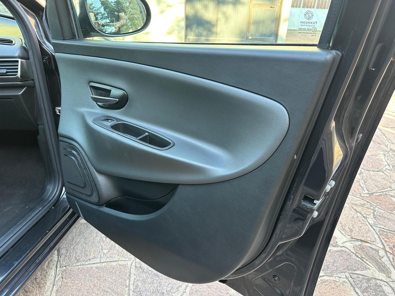 Lancia Ypsilon 1.2 69 CV 5 porte S&S Gold NEOPATENTATI