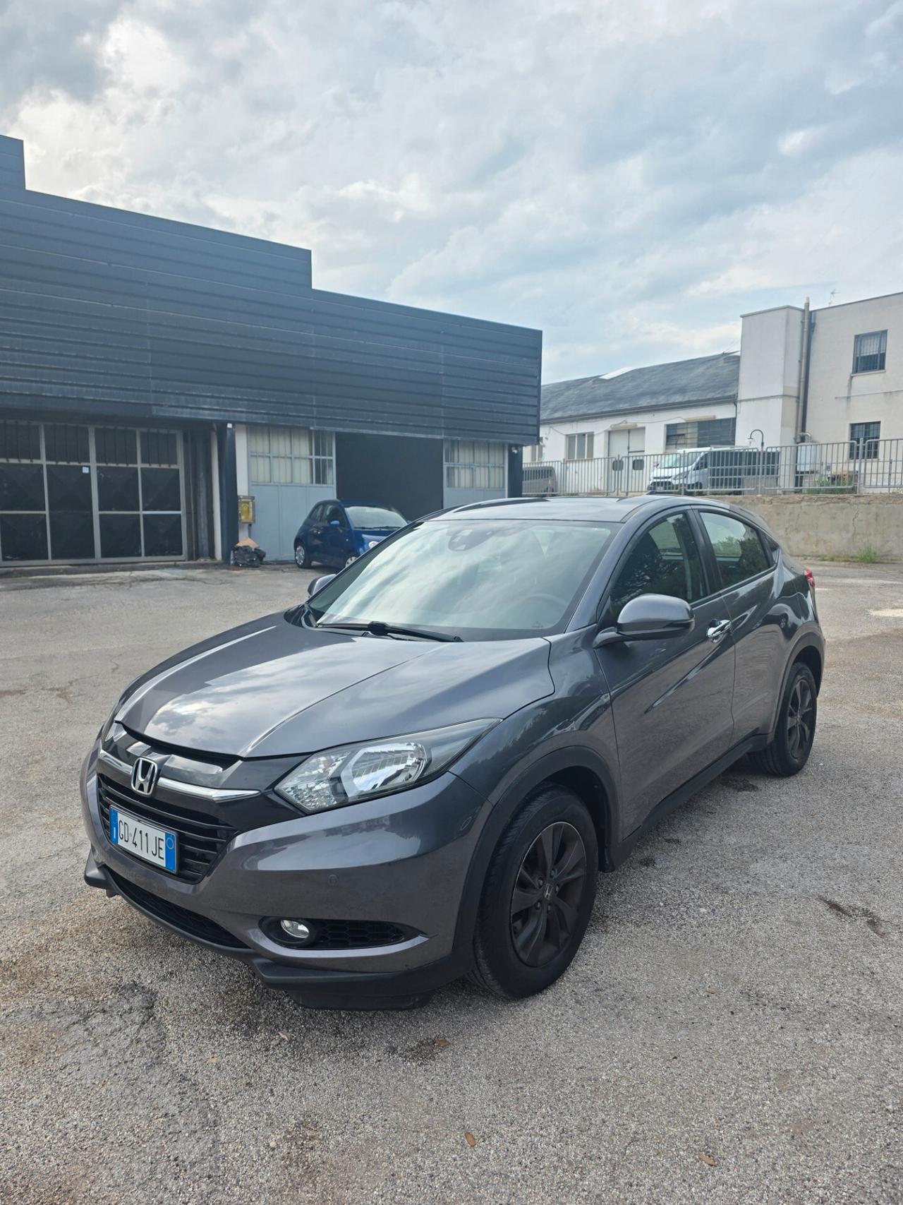 Honda HR-V Neo patentati 105000 kmHonda H-RV 1.6 disel 120 cavalli 88kw anno 2016 cambio manuale a 6 marce tagliando eseguito gomme al 85% interni perfetti esterni ottimi con un litro di gasolio si percore circa 20- 22 km lauto dispone di : Cerchi in lega