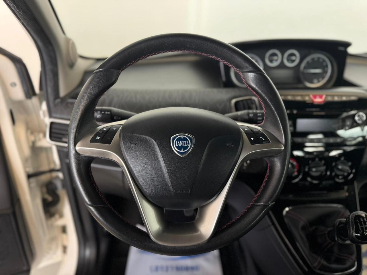 Lancia Ypsilon 0.9 TwinAir 85 CV 5 porte S&S S Momodesign