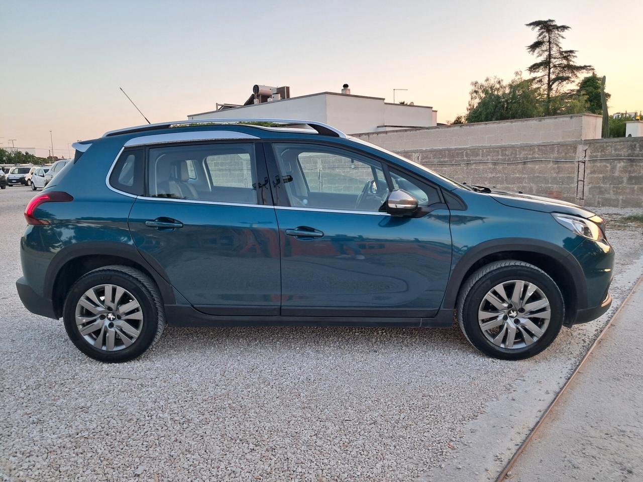 Peugeot 2008-1.6HDi 100CV Allure*NAVI*LED*CRUISE