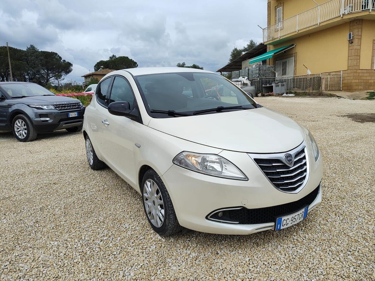 Lancia Ypsilon 0.9 TwinAir 85 CV bianco perla