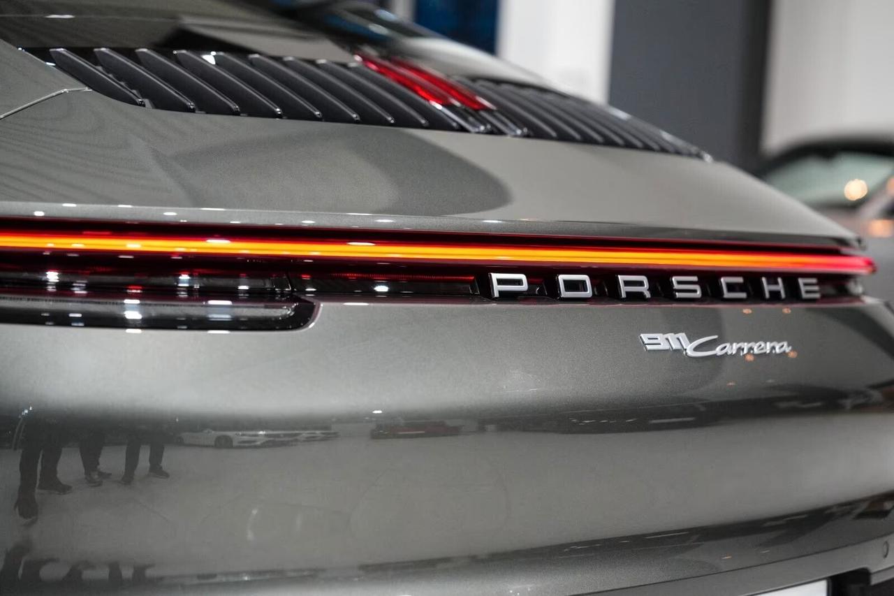 Porsche 992, 911 Coupe 3.0 Carrera auto, sedili sportivi