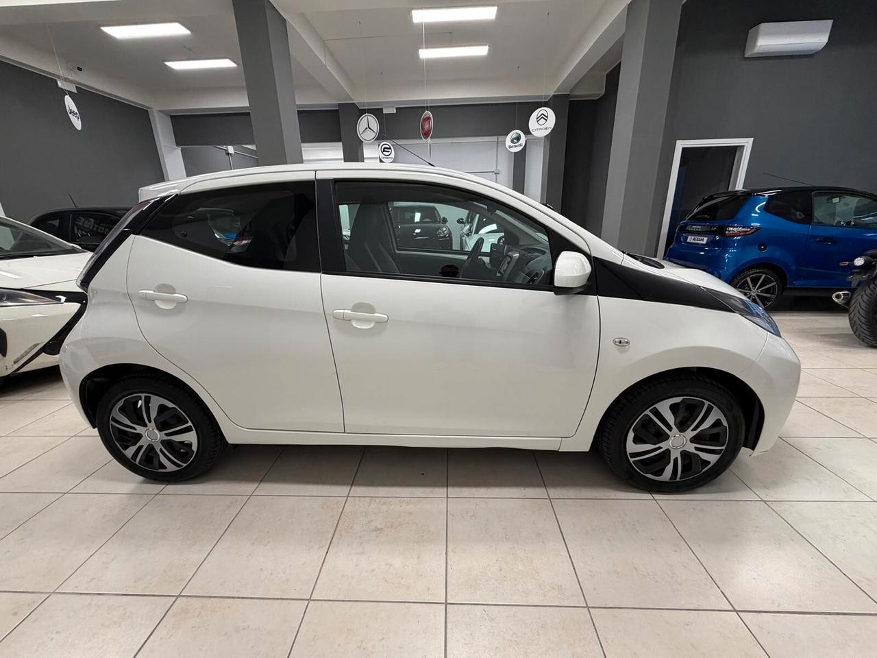 Toyota Aygo 1.0 VVT-i 69 CV 5 porte x-play TSS MMT