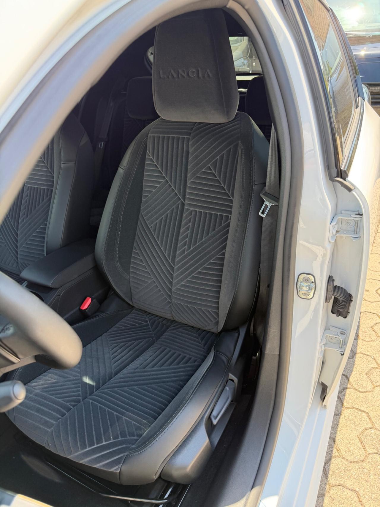 Lancia Ypsilon Hybrid e-DCT LX