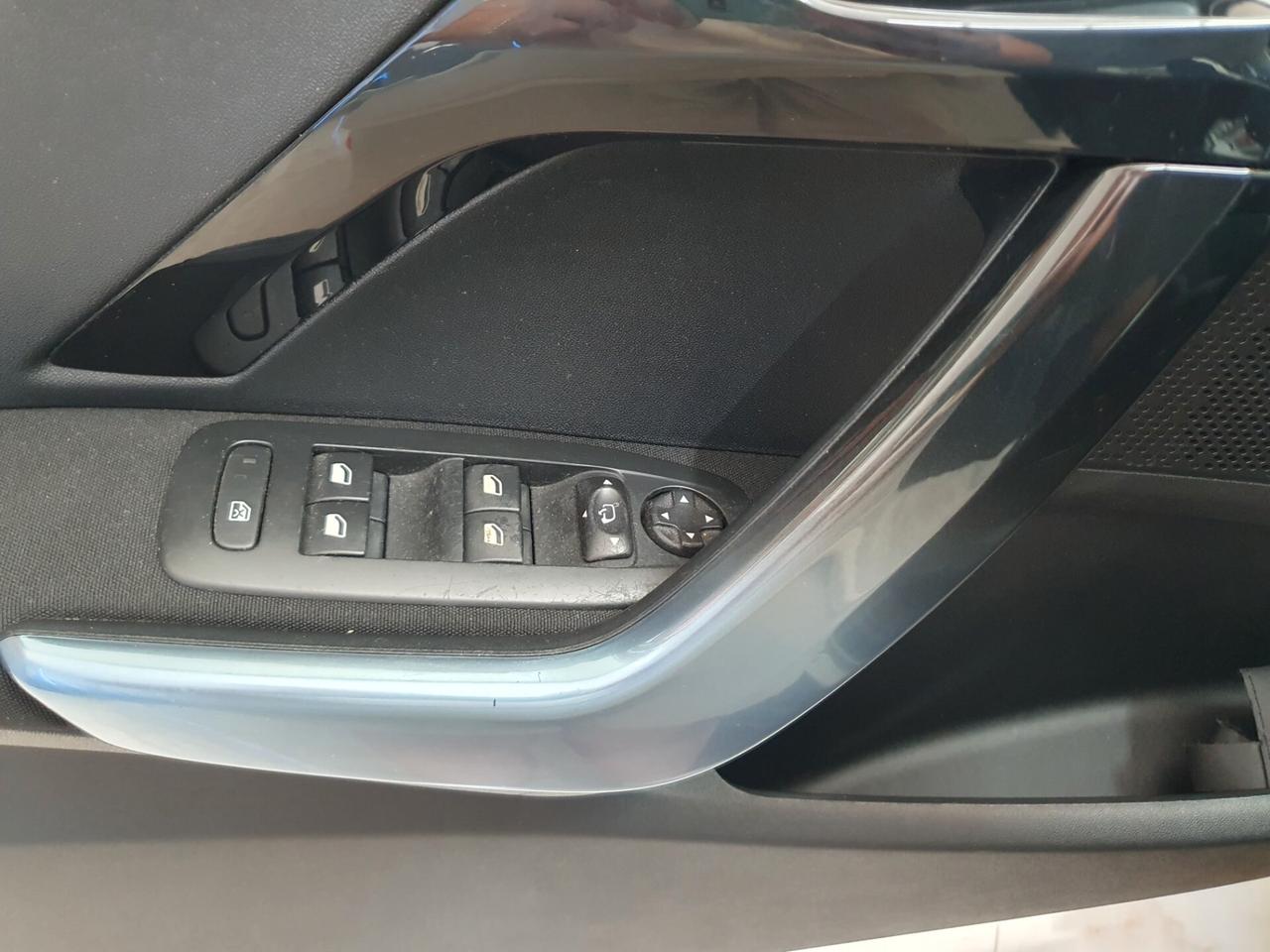 Peugeot 208 1.2 VTi 82 CV Allure 2012