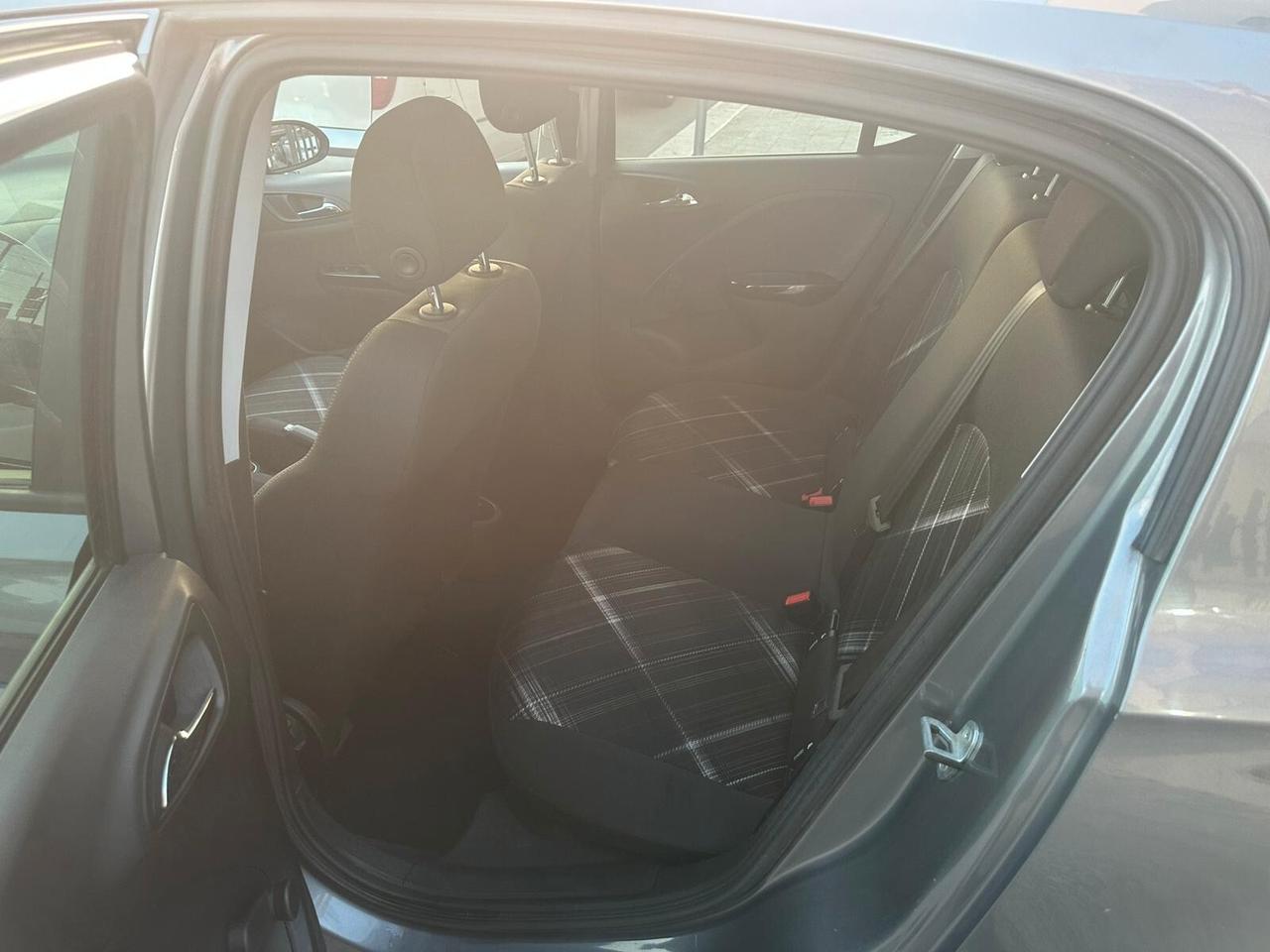 Opel Corsa 1.2 Coupé b-Color