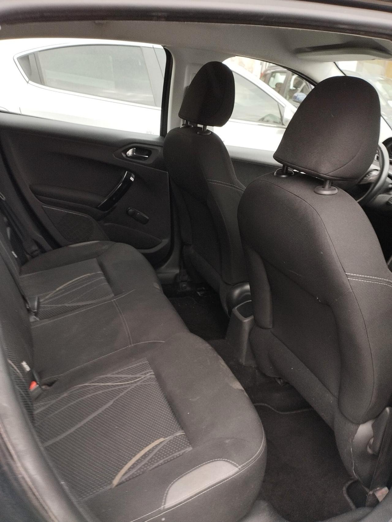 Peugeot 208 1.4 HDi 68 CV 5 porte Allure