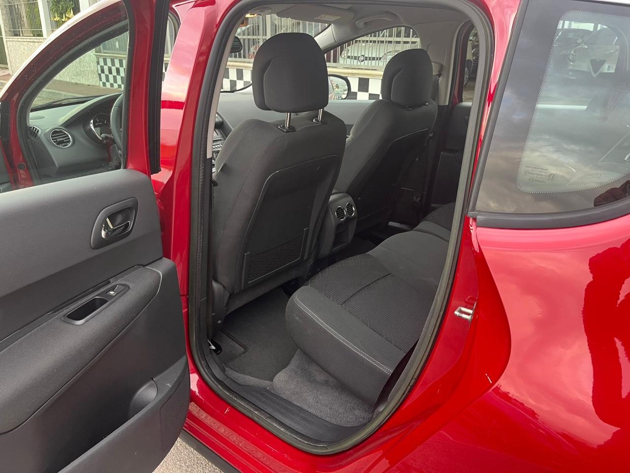 Peugeot 3008 1.6 HDi 115CV Business Unipro 2014