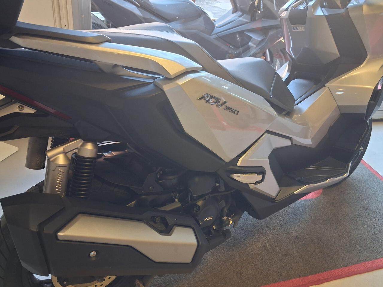 Honda ADV 350 ABS + TCS